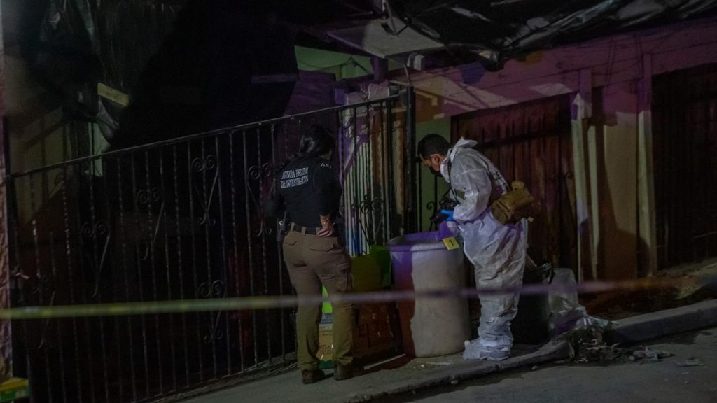 Motociclista cae en una zanja del puente México