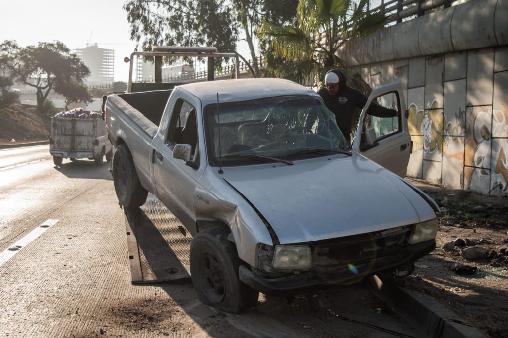Pickup sufre volcadura sobre la Vía Rápida Poniente