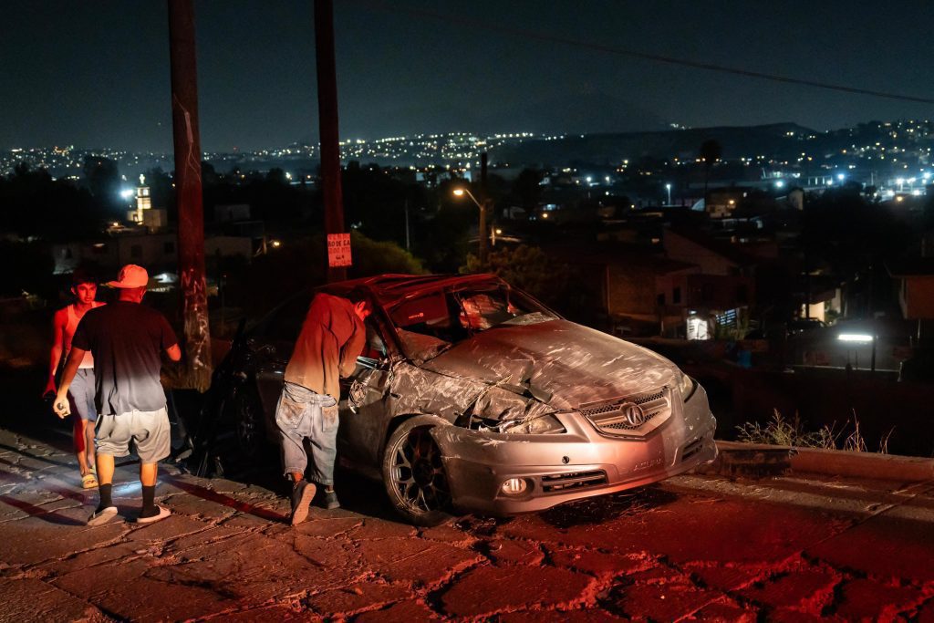 Auto cayó desde 25 metros de altura por la subida de Otay
