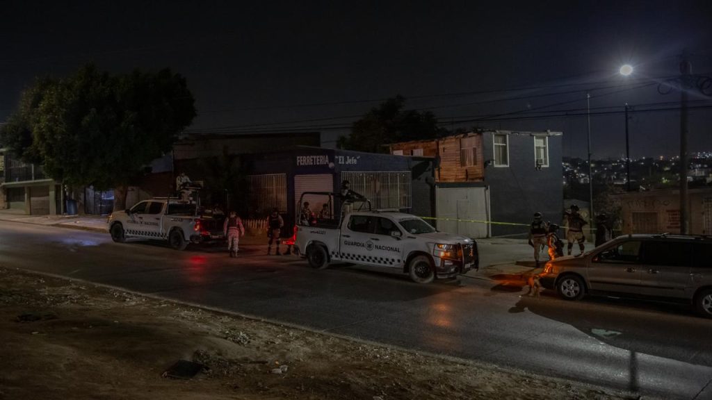 Arrojan maleta con el cuerpo de una mujer