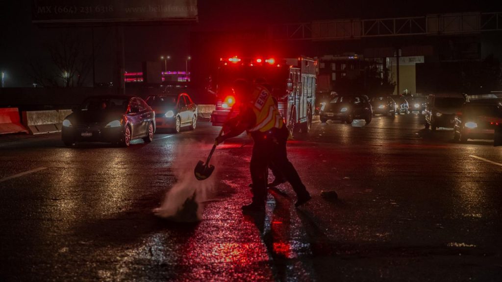 Motociclista cae en una zanja del puente México