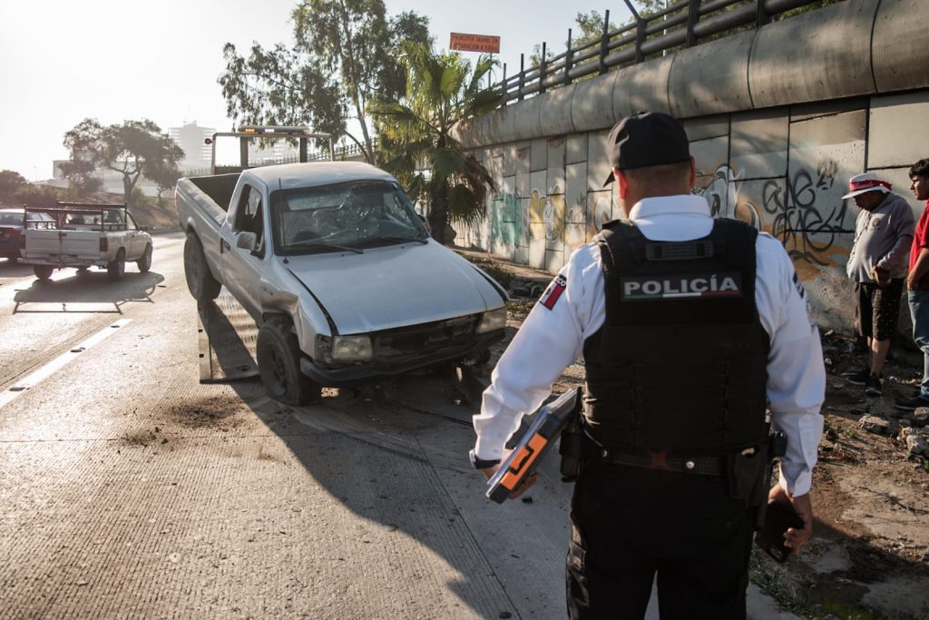 Pickup sufre volcadura sobre la Vía Rápida Poniente