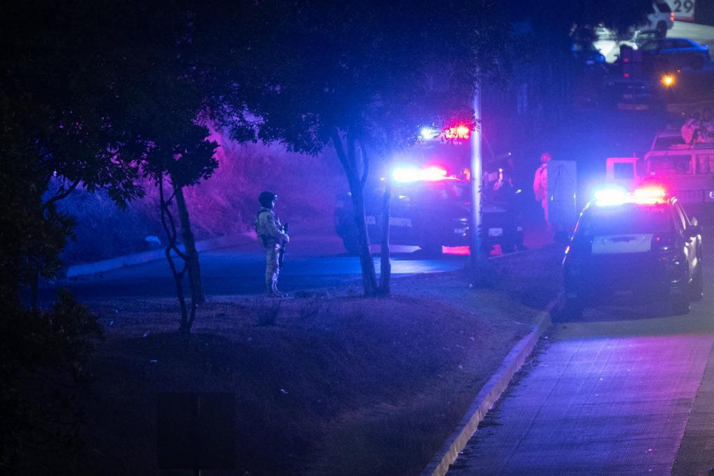 Abandonan auto con tres cuerpos desnudos en la cajuela
