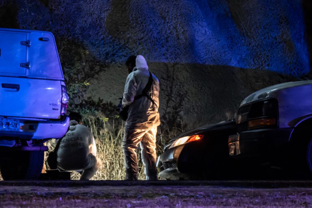 Abandonan auto con tres cuerpos desnudos en la cajuela