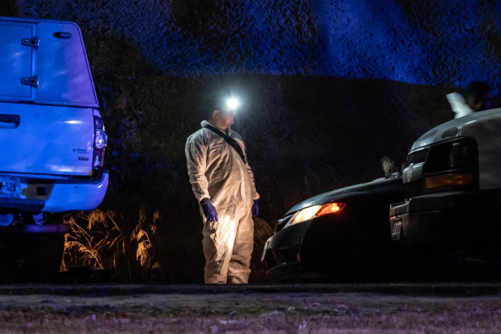 Abandonan auto con tres cuerpos desnudos en la cajuela