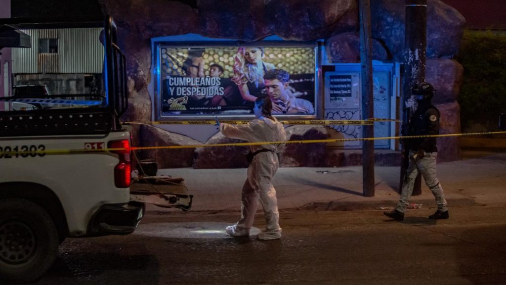 Dejan auto con narcomensaje y una cabeza afuera de La Cueva del Peludo