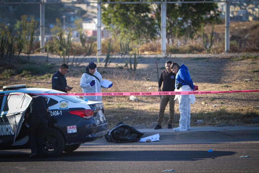 Dejan restos humanos con narco mensaje en 3 puntos de la carretera Tijuana-Rosarito