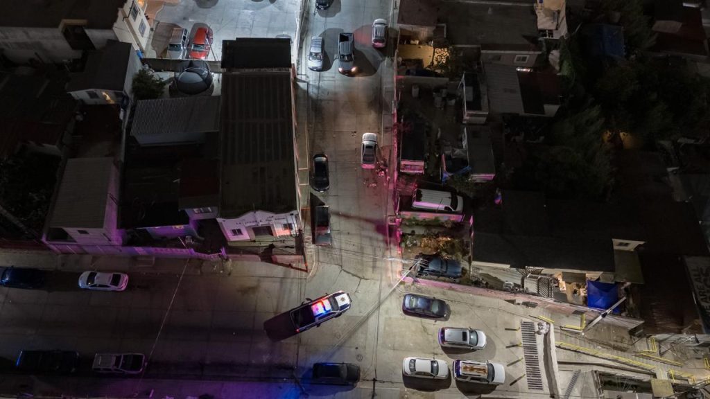 Dejan restos humanos en la cajuela de un carro