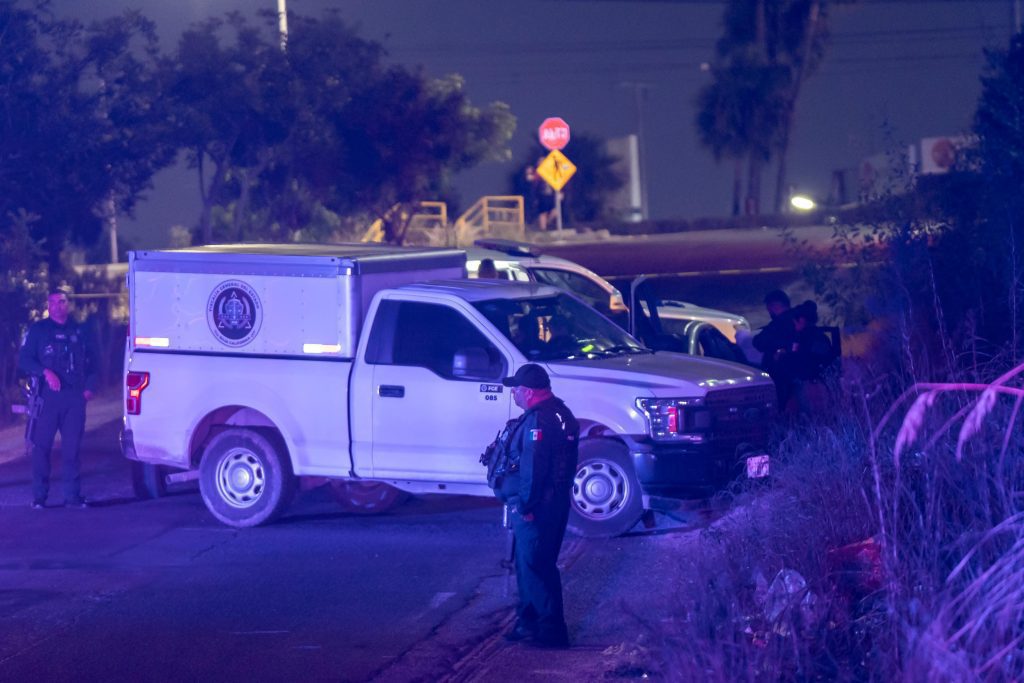 Abandonan auto con tres cuerpos desnudos en la cajuela