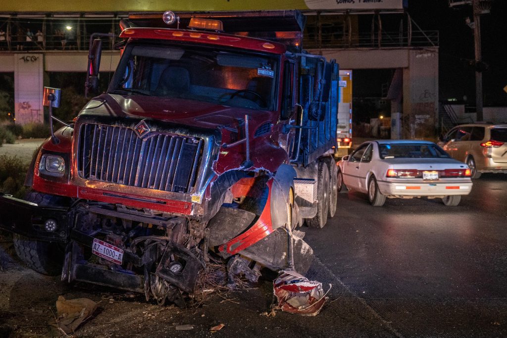 Balean a hombre y luego lo atropellan