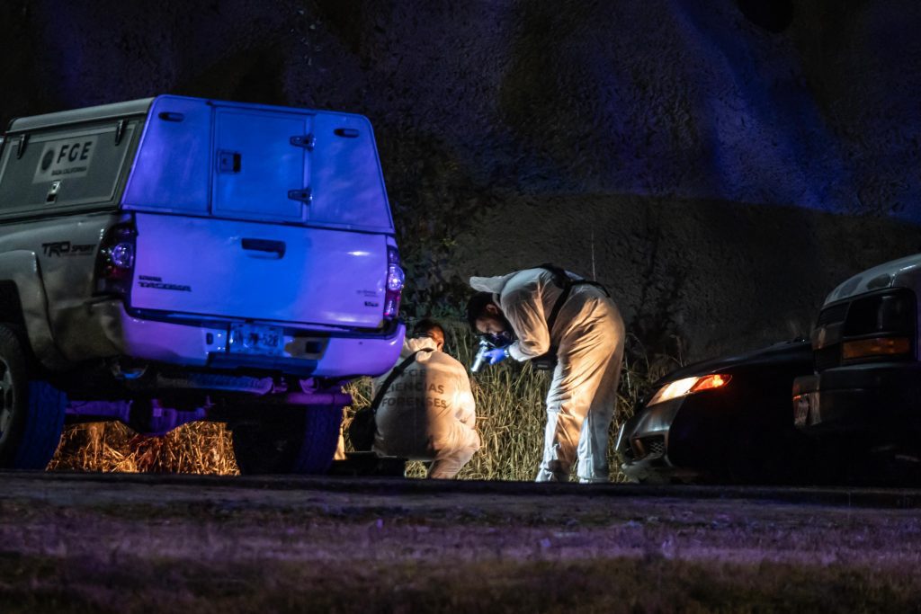 Abandonan auto con tres cuerpos desnudos en la cajuela