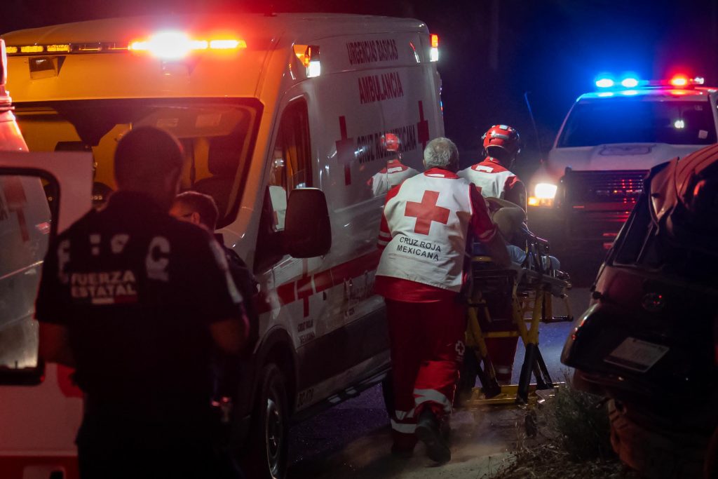 Balean a hombre y luego lo atropellan