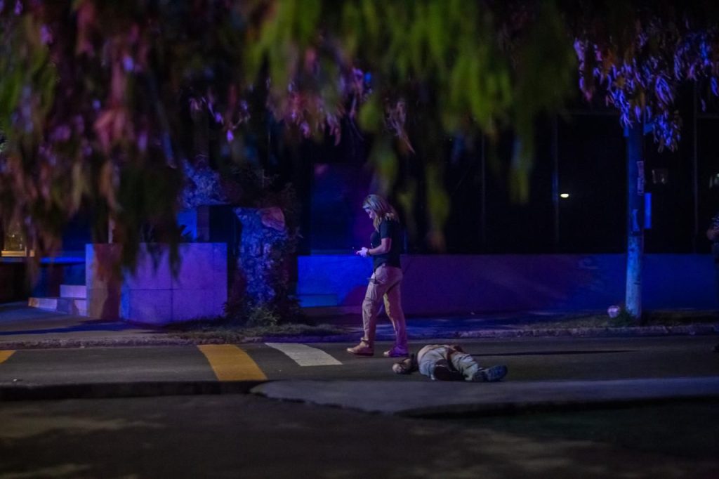 Hombre muere tras caer de una patrulla de la Policía Municipal