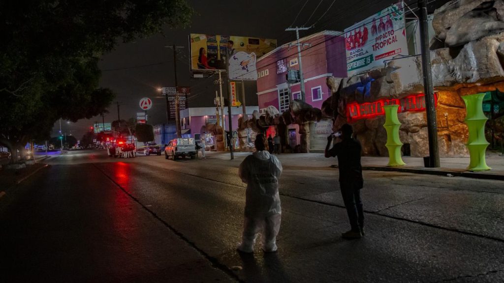 Dejan auto con narcomensaje y una cabeza afuera de La Cueva del Peludo
