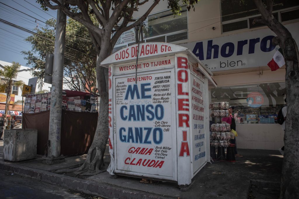 Bolería Me Canso Ganso ahora también vende recuerdos de AMLO