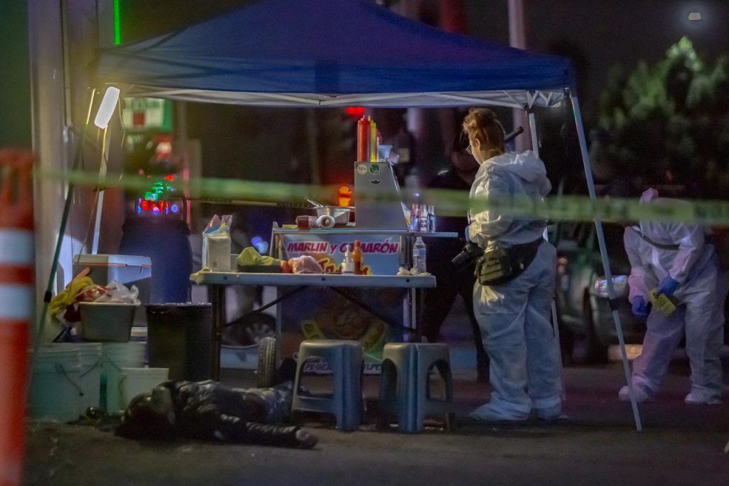 Asesinan a joven mientras en puesto de Hot Dogs
