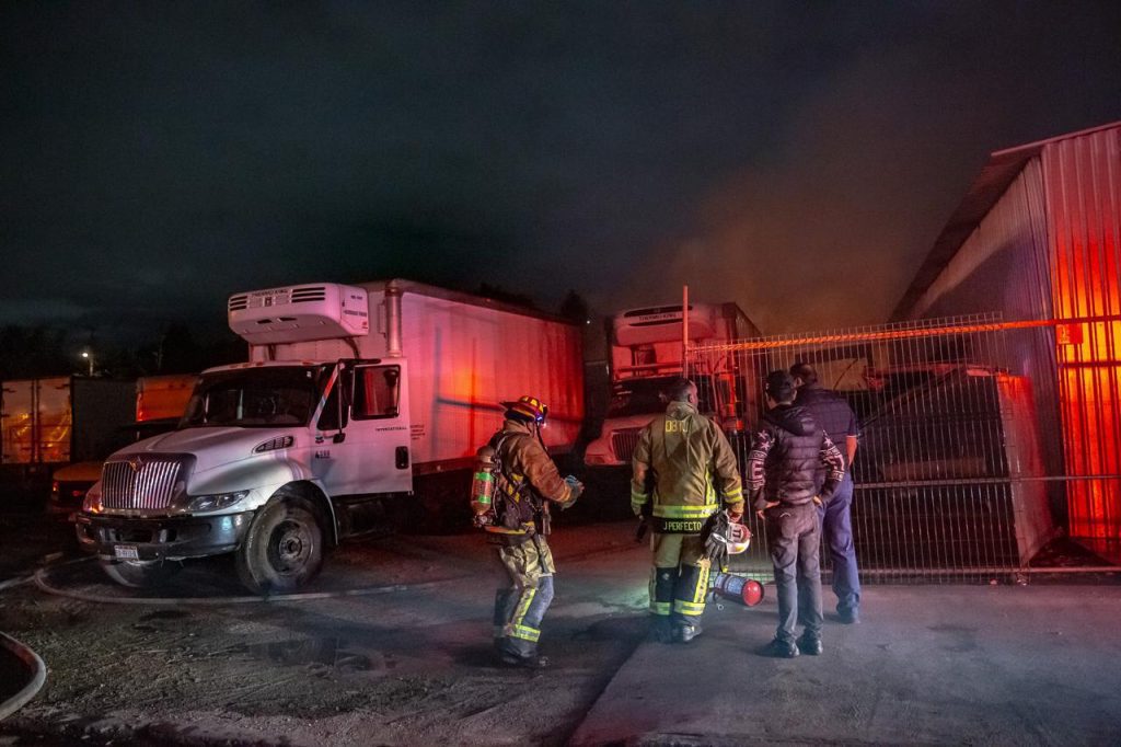 Lanzan bombas molotov a camiones de transporte de frutas