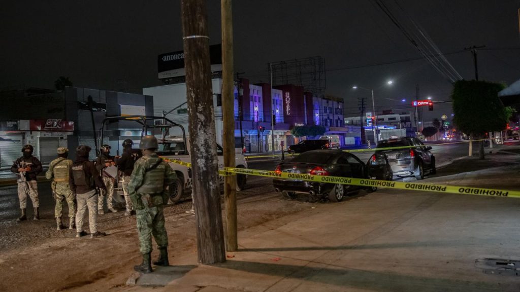 Dejan auto con narcomensaje y una cabeza afuera de La Cueva del Peludo