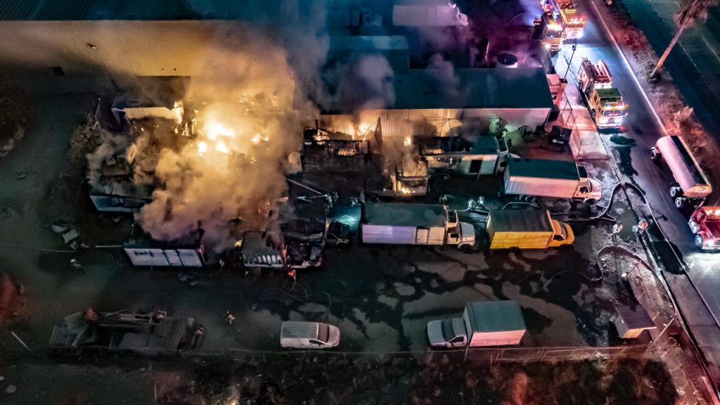 Lanzan bombas molotov a camiones de transporte de frutas