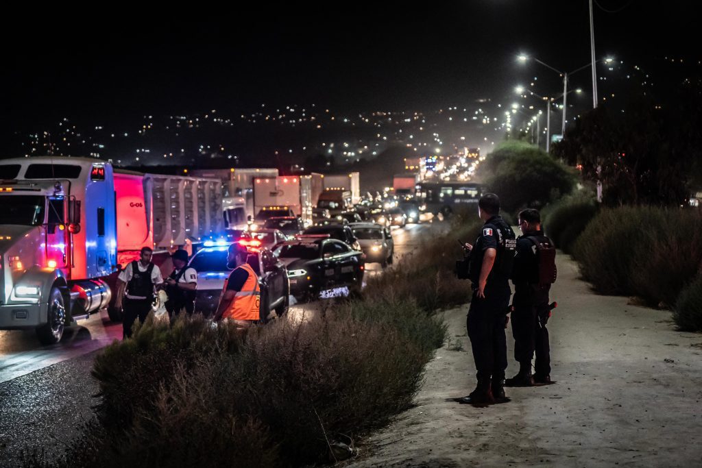 Balean a hombre y luego lo atropellan