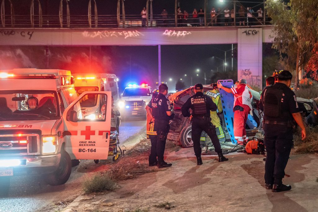 Balean a hombre y luego lo atropellan