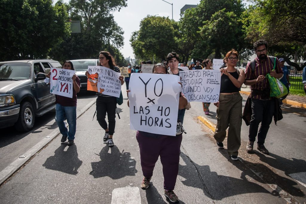 Ciudadanos marchan por la reducción de la jornada laboral