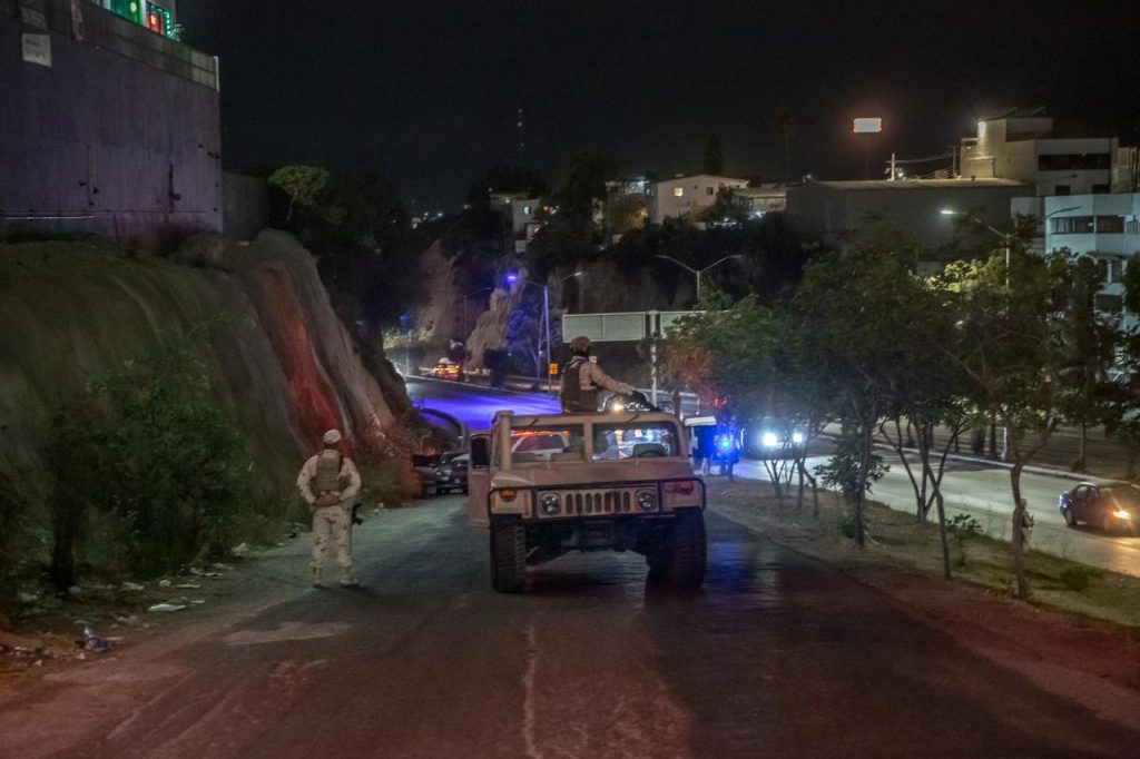 Abandonan cuatro cadáveres desnudos en un auto