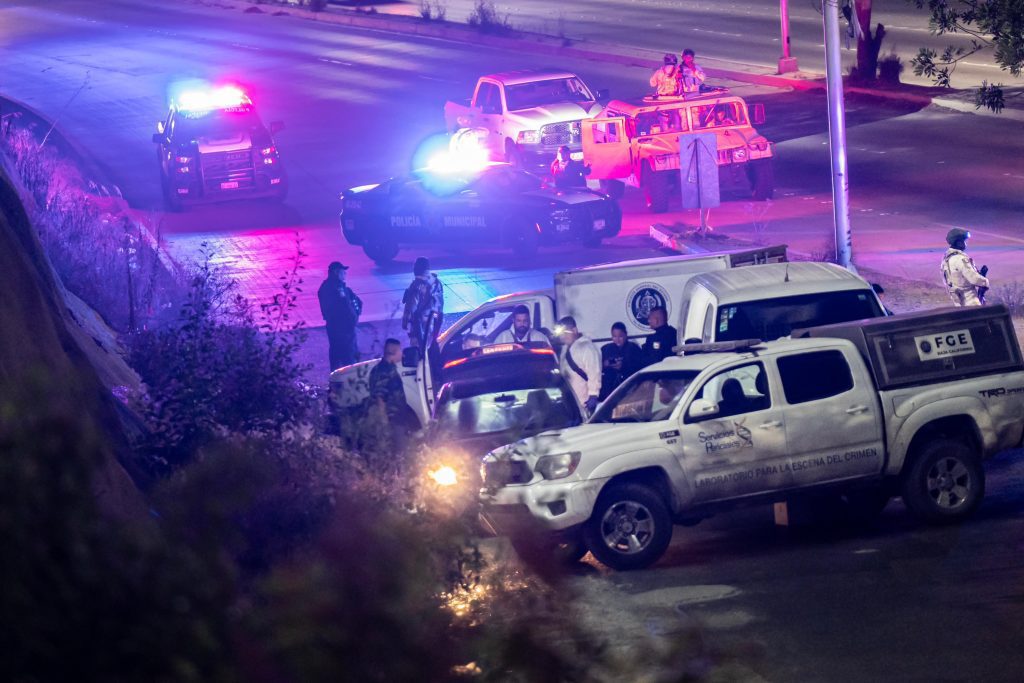 Abandonan auto con tres cuerpos desnudos en la cajuela
