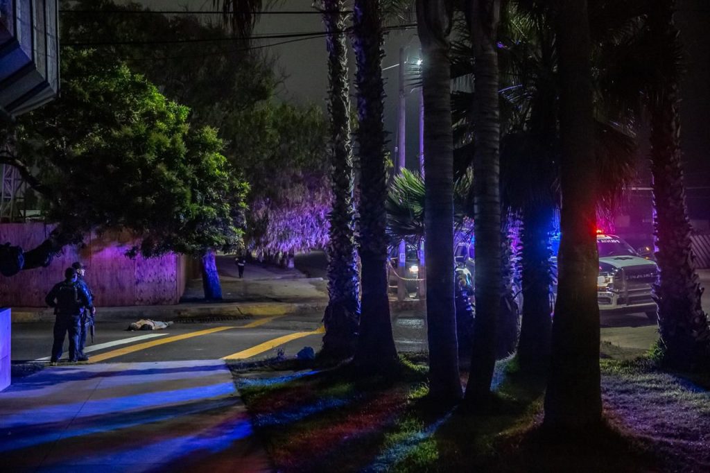 Hombre muere tras caer de una patrulla de la Policía Municipal