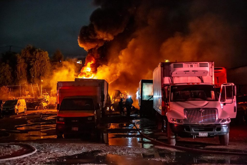 Lanzan bombas molotov a camiones de transporte de frutas