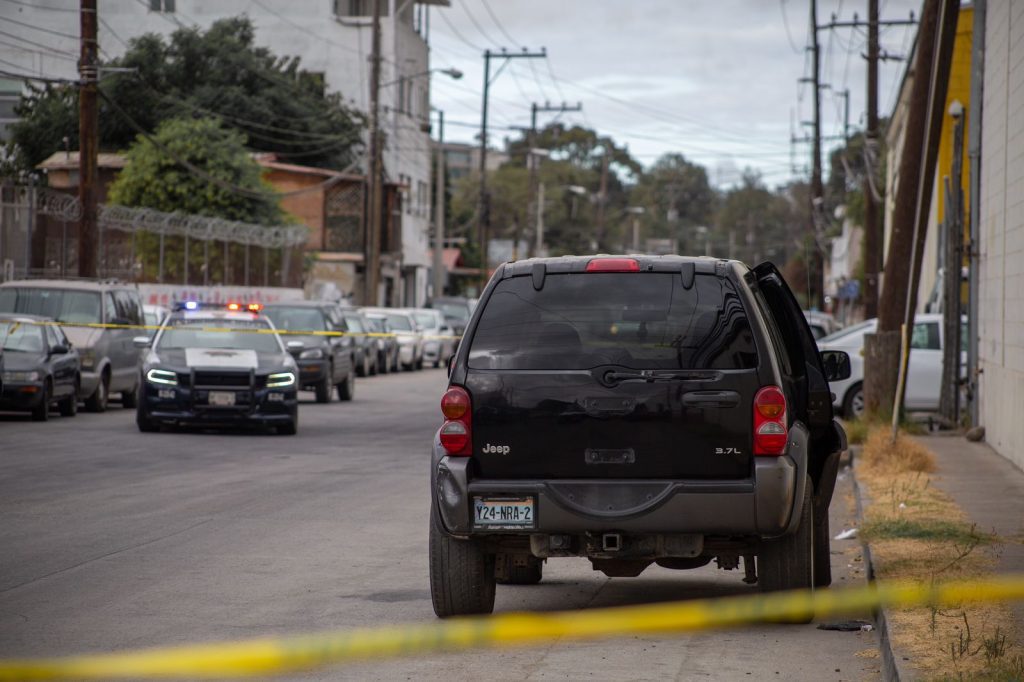 Dejan camioneta con un cadáver en la 20 de noviembre