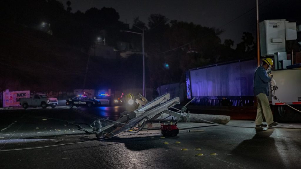 Choque provoca corte de luz y cierre parcial del bulevar Cuauhtémoc Sur