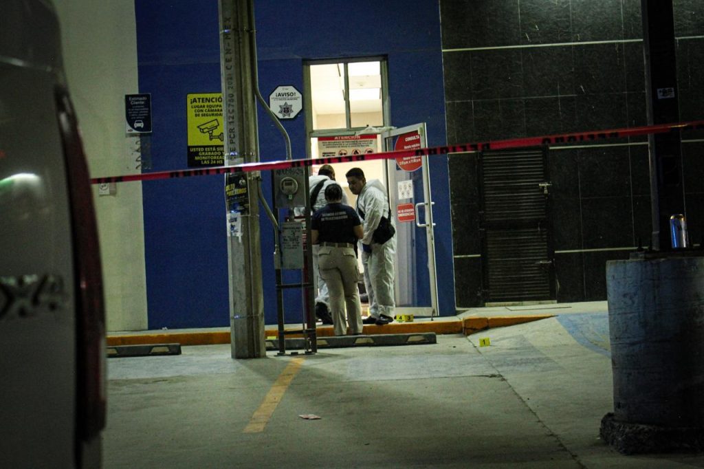 Ataque armado que inició en Farmacia deja 3 muertos y víctimas colaterales