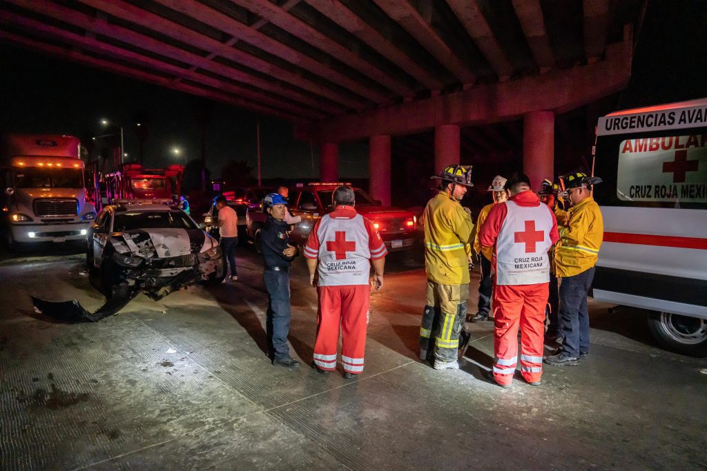 Patrulla conducida a exceso de velocidad choca con un tráiler