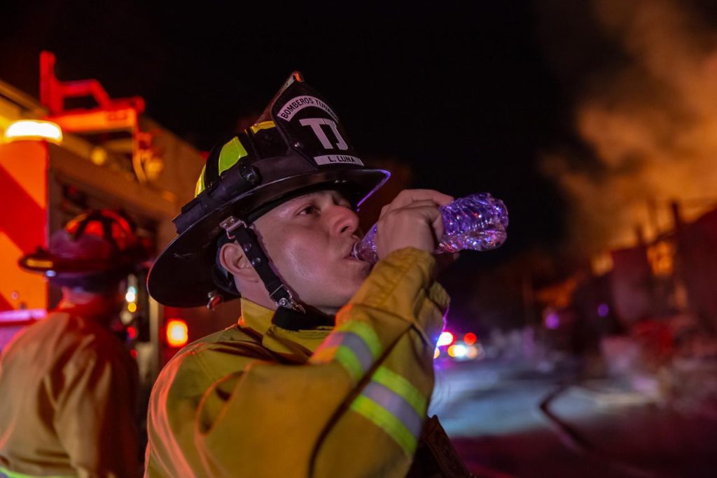 Fuego consume una tarimera durante la noche