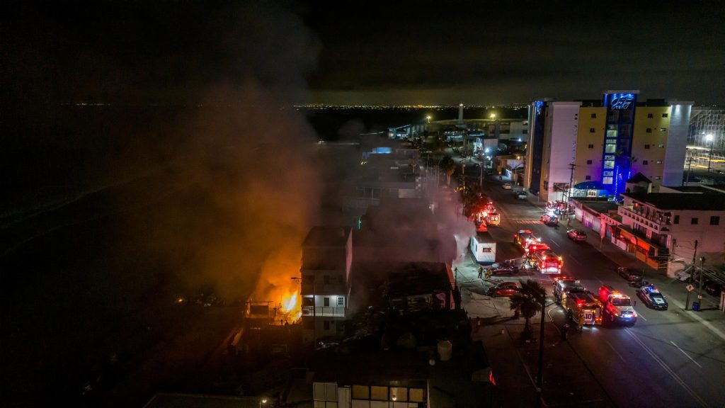 Fuego consume restaurante y un OXXO en el malecón
