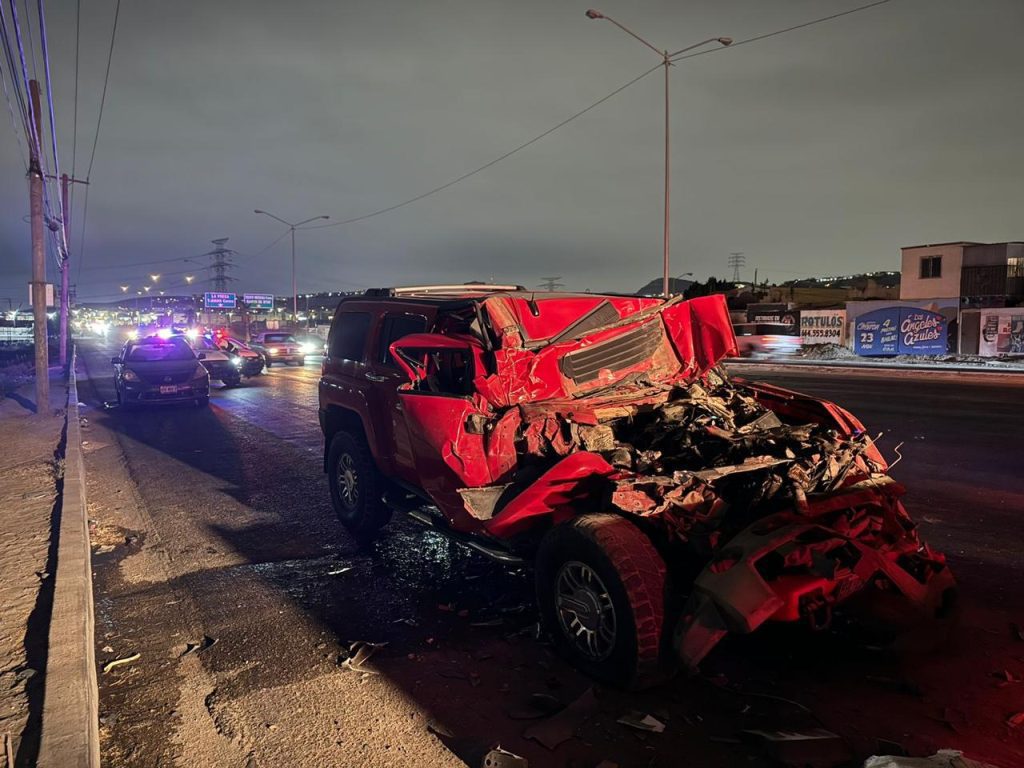 Hummer se impacta contra un transporte de personal y joven queda prensado Hummer se impacta contra un transporte de personal y joven queda prensado
