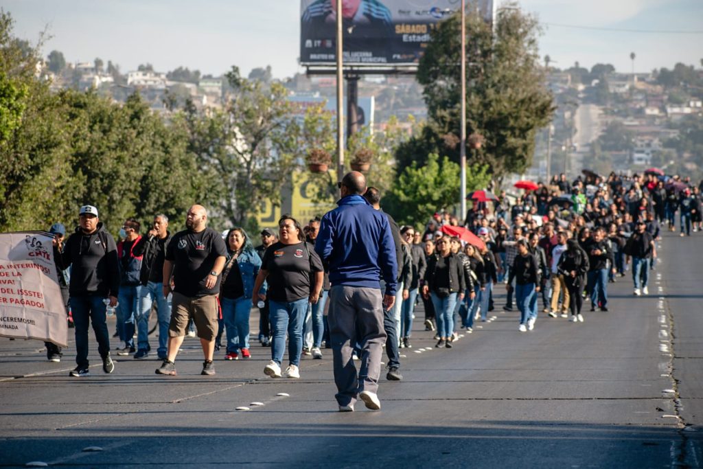 Maestros de la CNTE marchan por falta de pagos Maestros de la CNTE marchan por falta de pagos