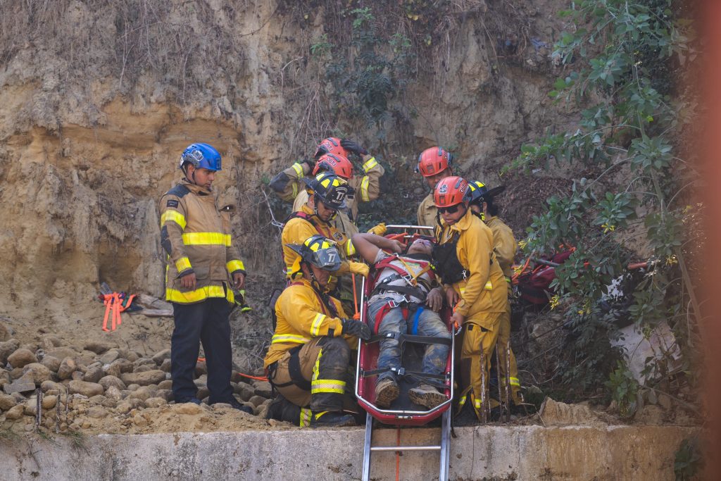 Bomberos rescatan a hombre atrapado bajo talud de tierra Bomberos rescatan a hombre atrapado bajo talud de tierra