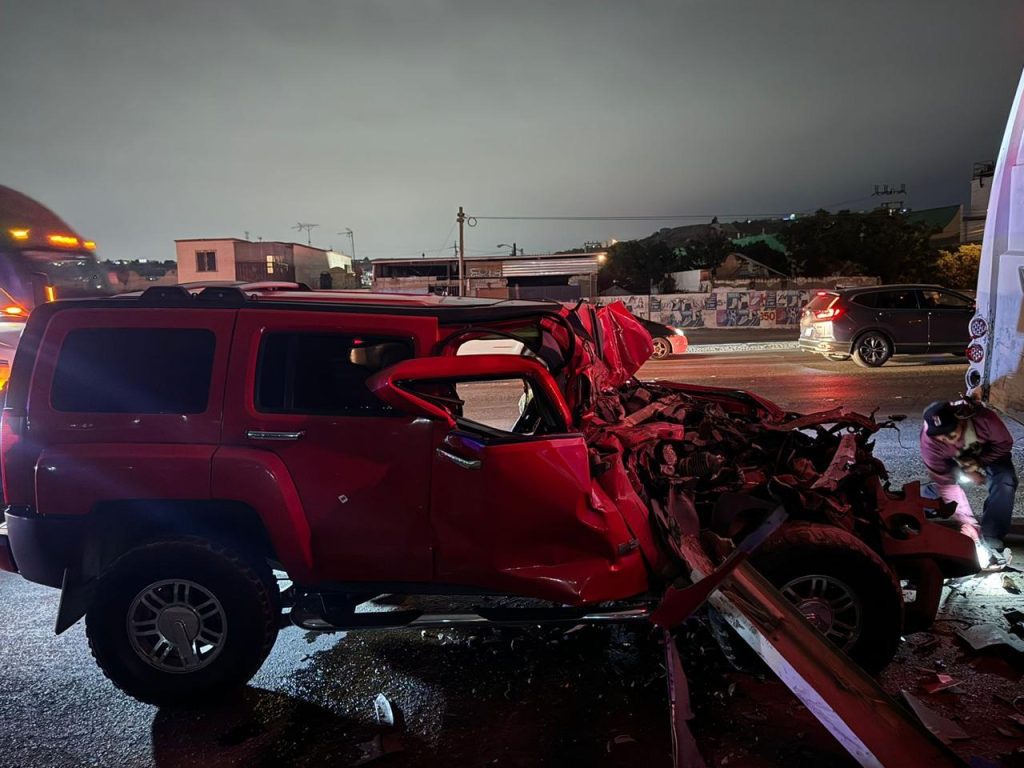 Hummer se impacta contra un transporte de personal y joven queda prensado Hummer se impacta contra un transporte de personal y joven queda prensado