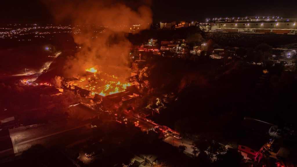 Fuego consume una tarimera durante la noche