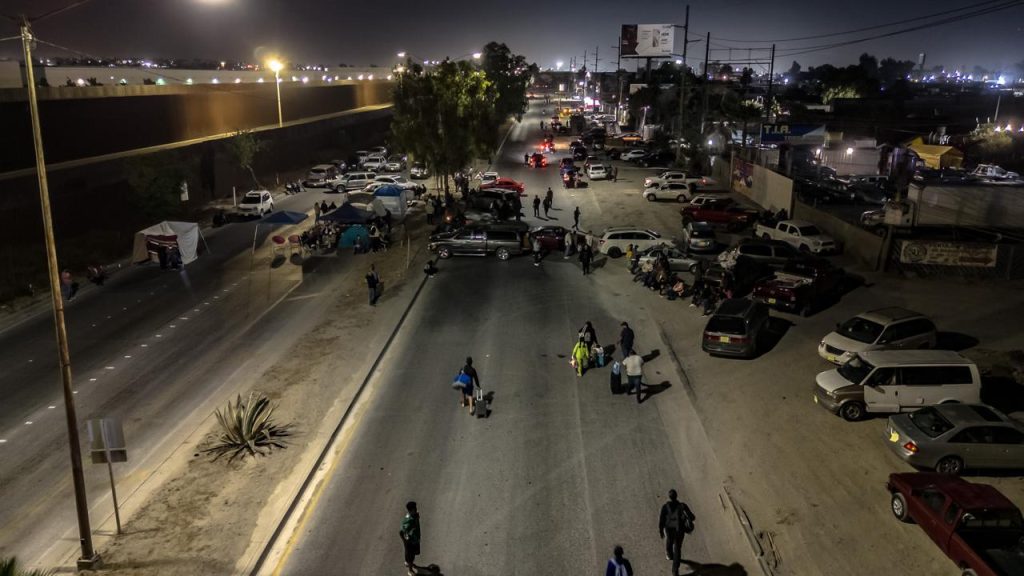 Posesionarios del Maclovio Rojas bloquean la carretera Aeropuerto