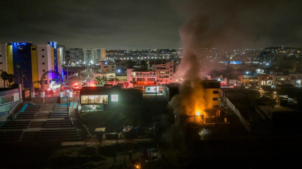 Fuego consume restaurante y un OXXO en el malecón