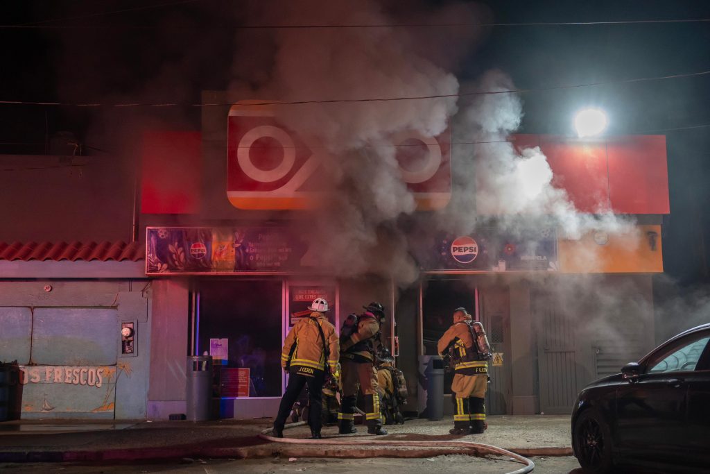 Fuego consume restaurante y un OXXO en el malecón