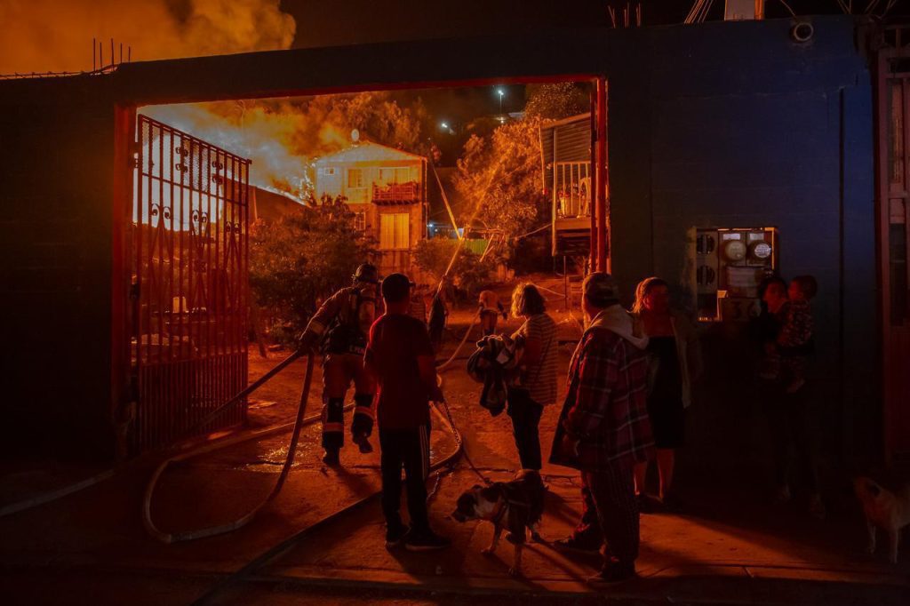 Fuego consume una tarimera durante la noche
