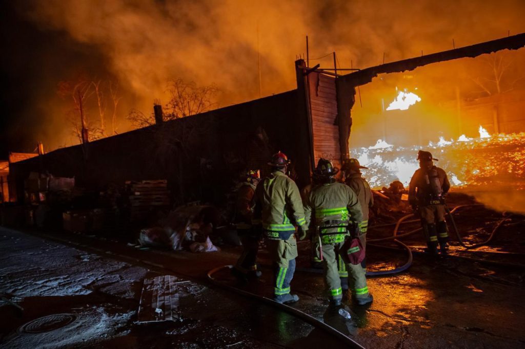 Fuego consume una tarimera durante la noche