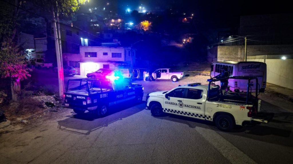 Hombre es asesinado frente a una casa