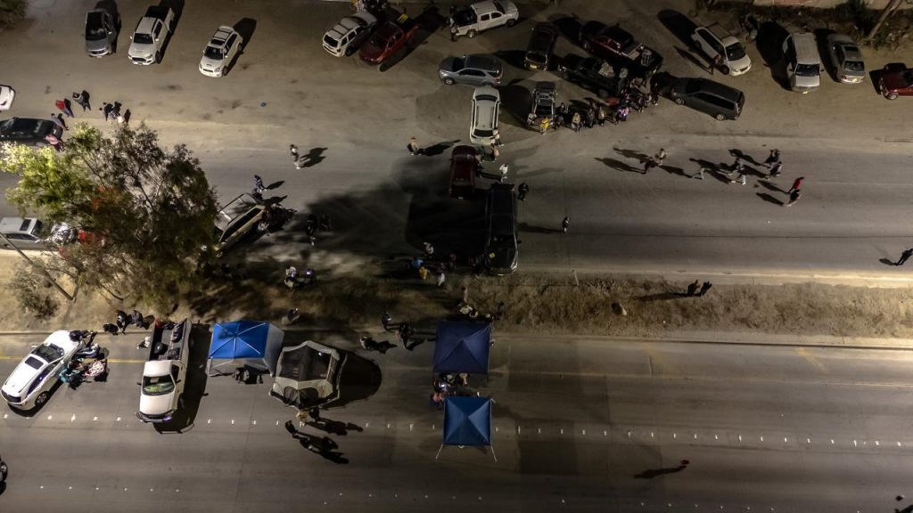 Posesionarios del Maclovio Rojas bloquean la carretera Aeropuerto