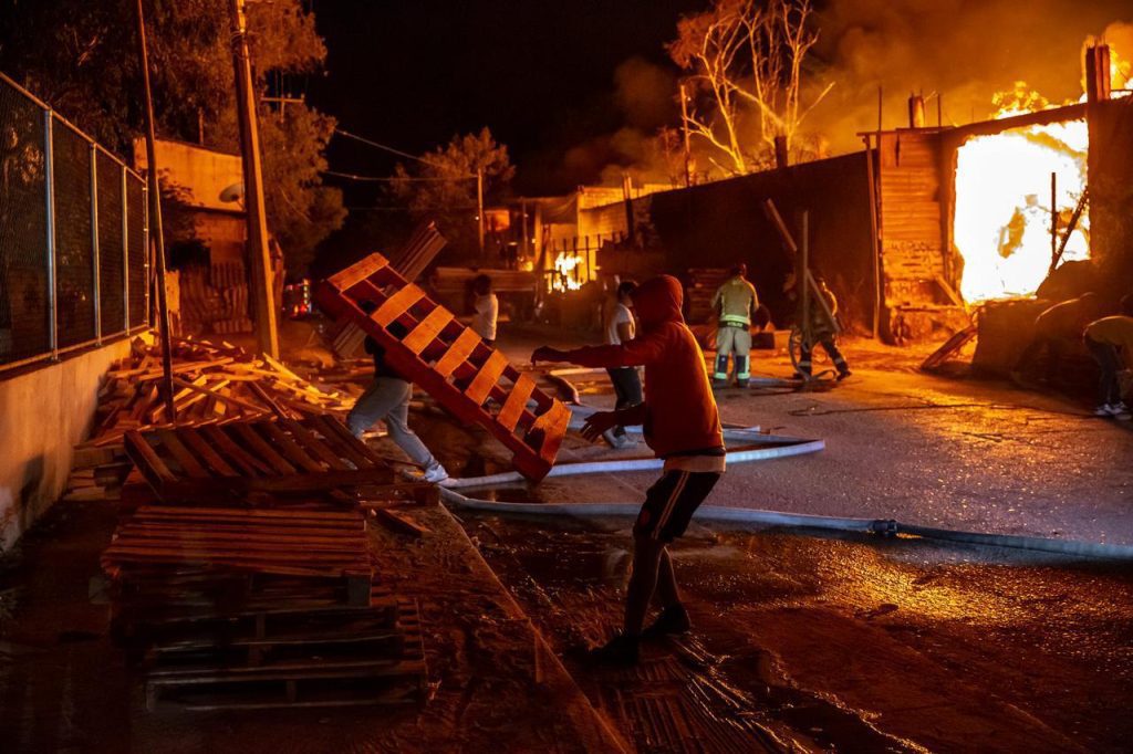 Fuego consume una tarimera durante la noche