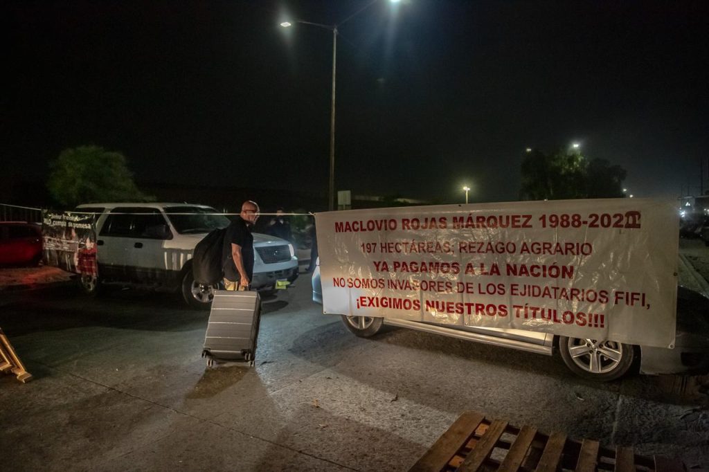 Posesionarios del Maclovio Rojas bloquean la carretera Aeropuerto